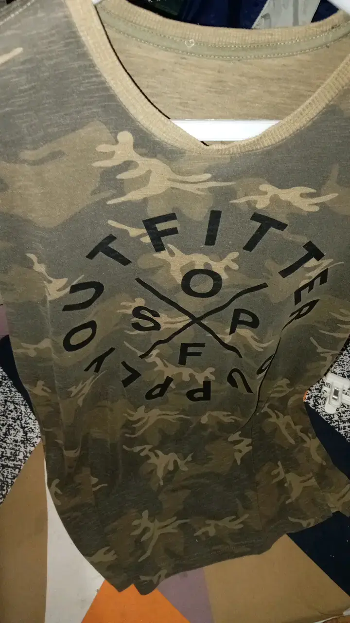 Polera camuflada estilo militar para hombre