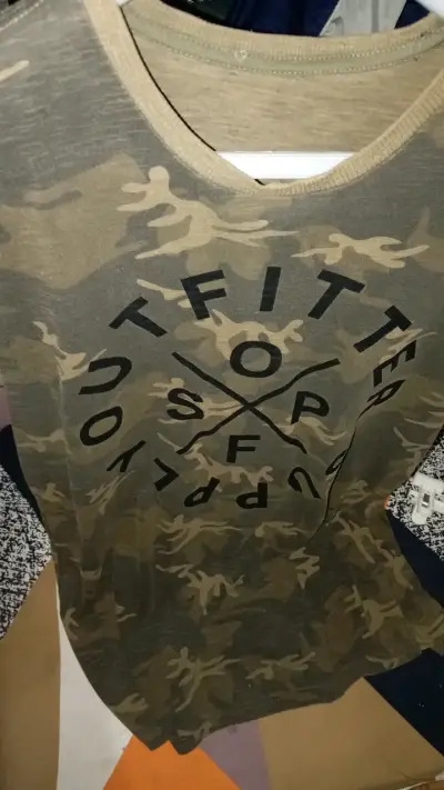 Polera camuflada estilo militar para hombre - miniatura 1