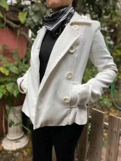 Chaqueta blanca de mujer estilo militar - miniatura 2