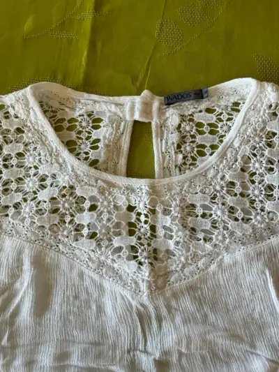 Blusa sin mangas blanca con encaje Wados - miniatura 2