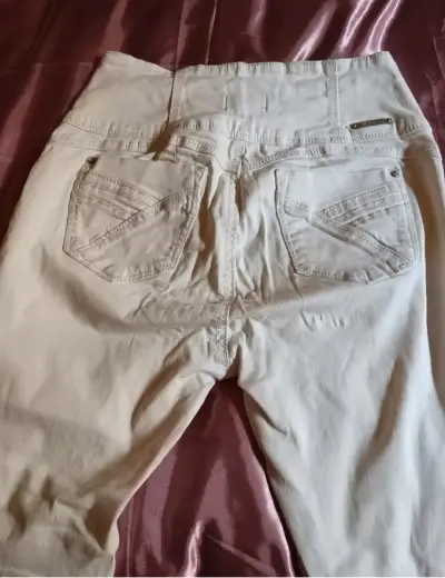 Pantalones blancos de mezclilla para mujer - miniatura 3