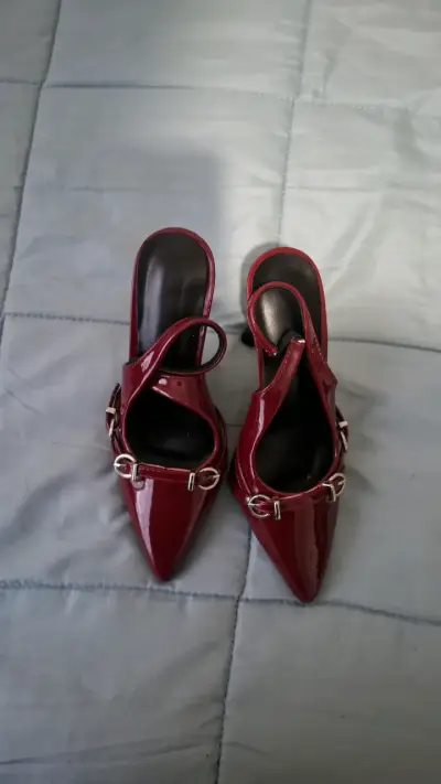 Zapatos de tacón rojo charol con hebillas - miniatura 1