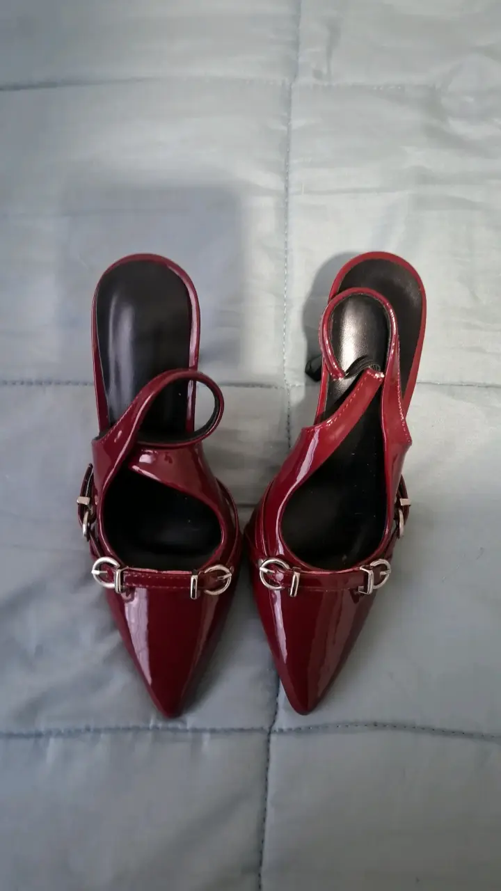 Zapatos de tacón rojo charol con hebillas - 2