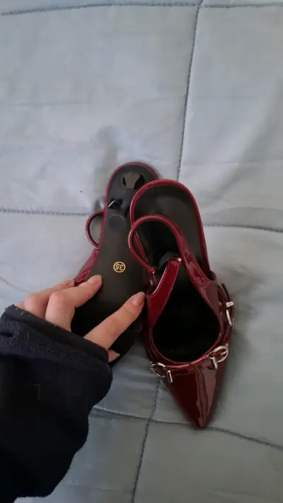Zapatos de tacón rojo charol con hebillas - miniatura 3