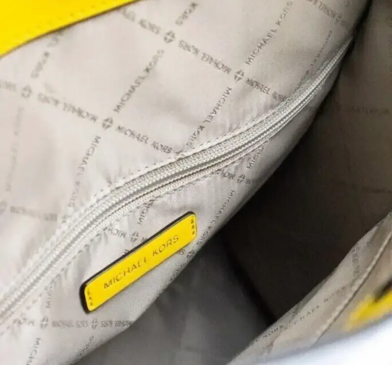 Bolso tote Michael Kors amarillo y blanco - 4
