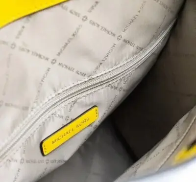 Bolso tote Michael Kors amarillo y blanco - miniatura 4