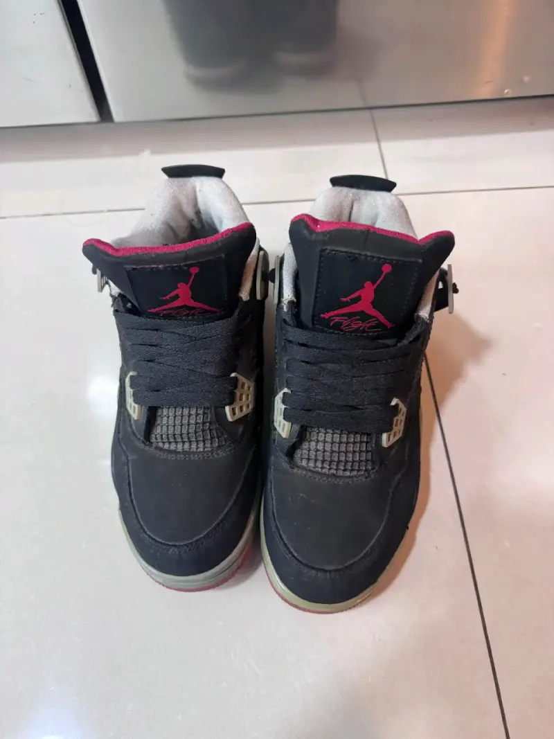 Zapatillas deportivas negras con detalles rojos - 2