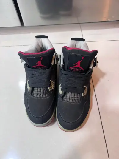 Zapatillas deportivas negras con detalles rojos - miniatura 2