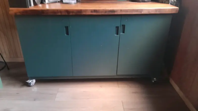 Mueble de almacenamiento con ruedas y puertas