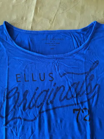 Polera Ellus Originals azul y negra con diseño - miniatura 1