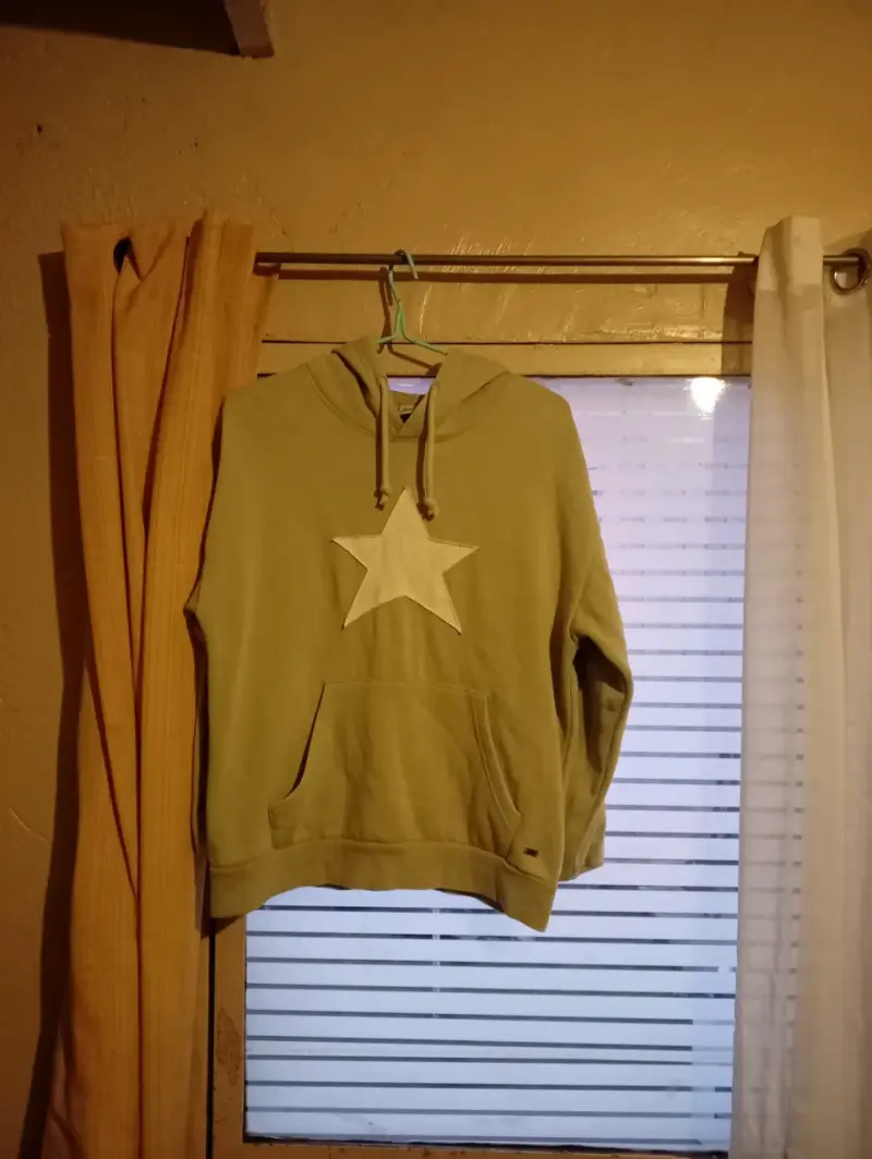 Polerón con capucha verde con estrella