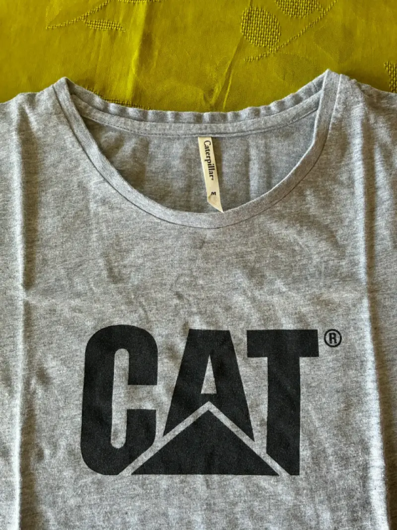Polera Caterpillar CAT negra y gris para mujer - 3