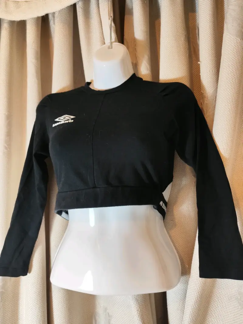 Polera deportiva negra Umbro para mujer