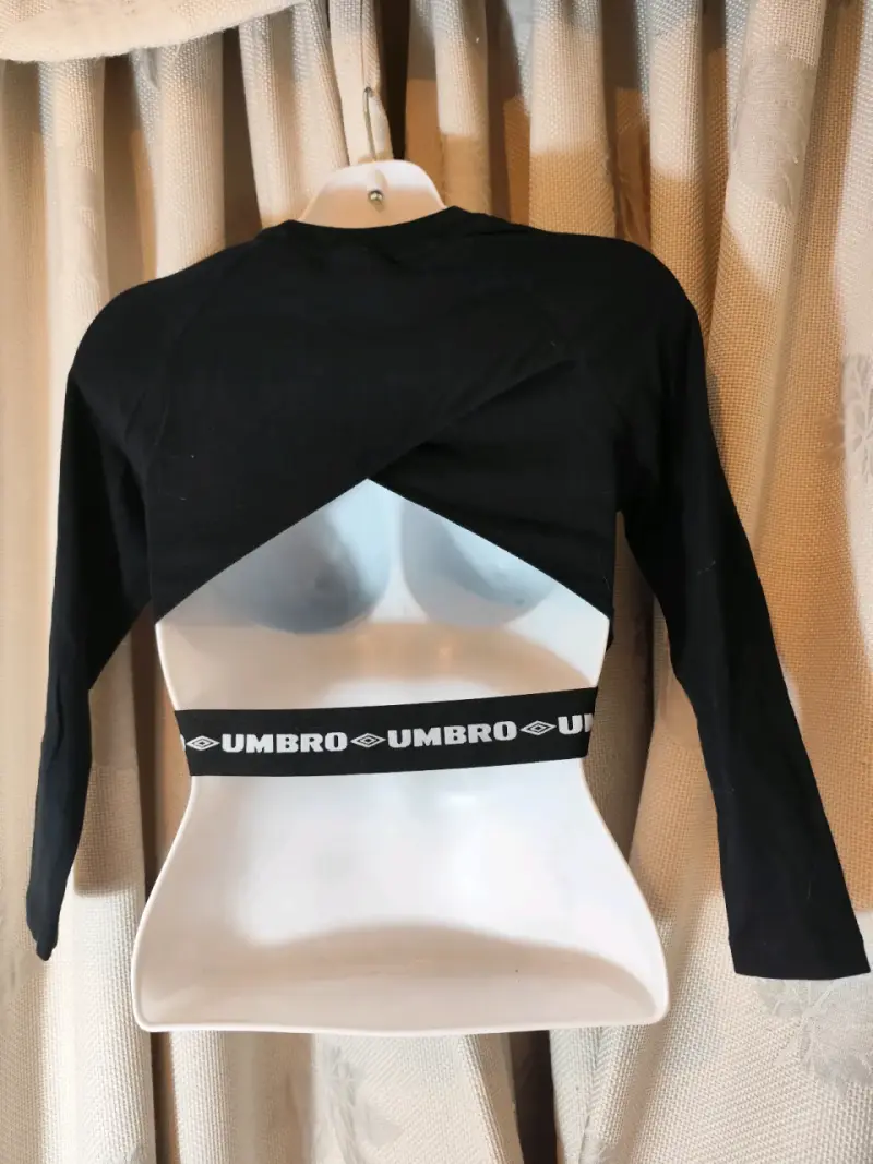 Polera deportiva negra Umbro para mujer - 2
