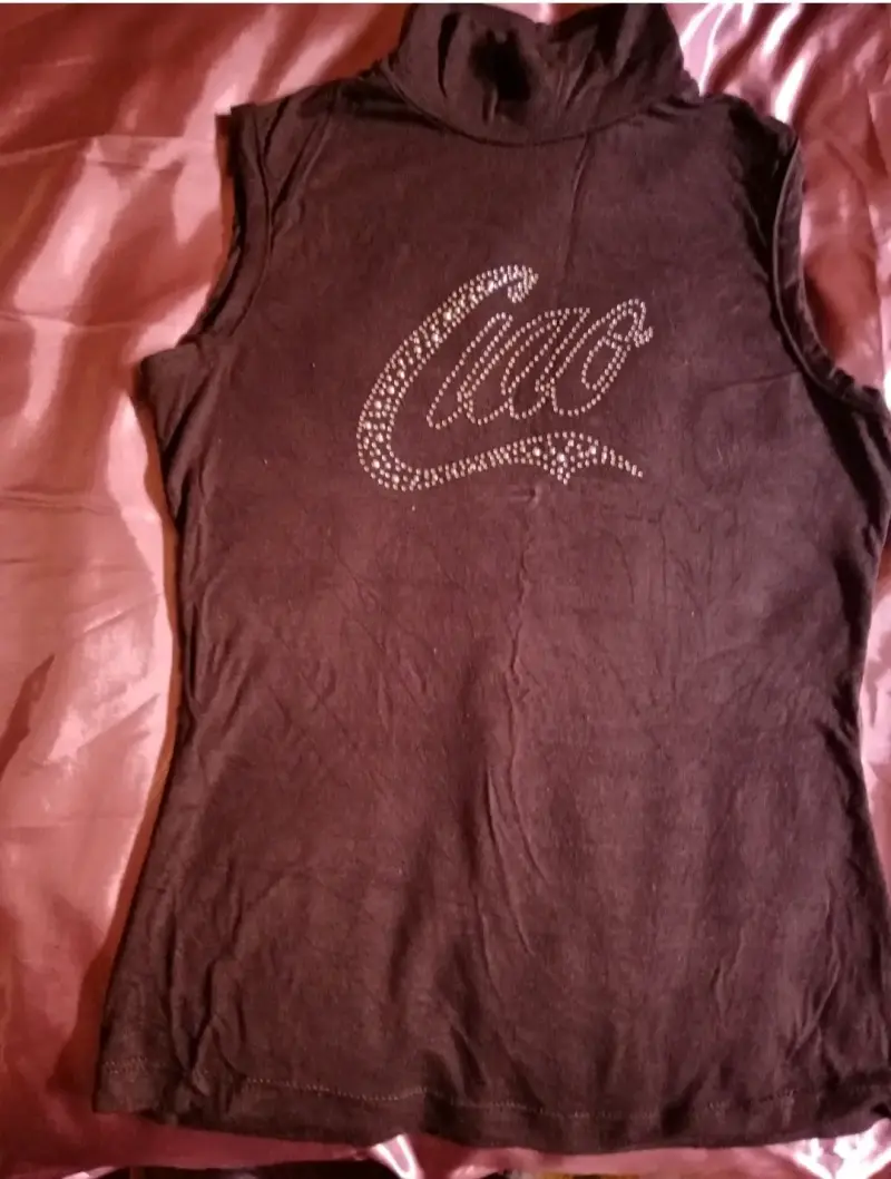 Polera sin mangas con diseño brillante