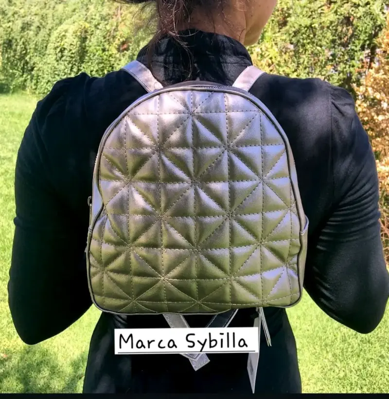 Mochila pequeña acolchada plateada Sybilla