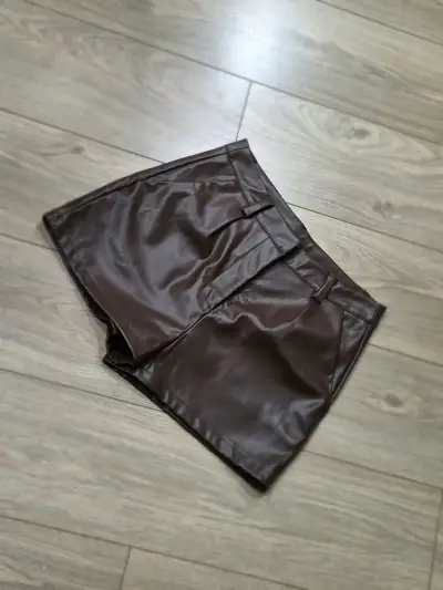 Shorts de cuero sintético marrón para mujer - miniatura 1