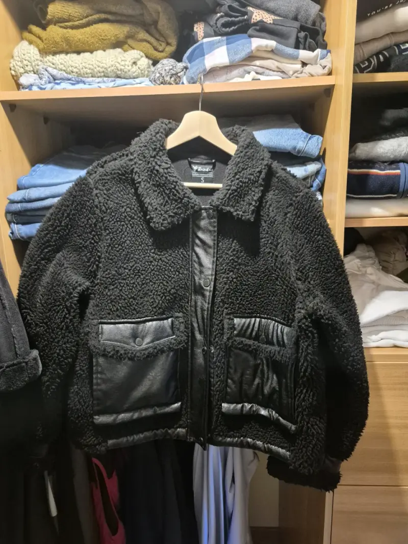 Chaqueta de lana negra con bolsillos de cuero