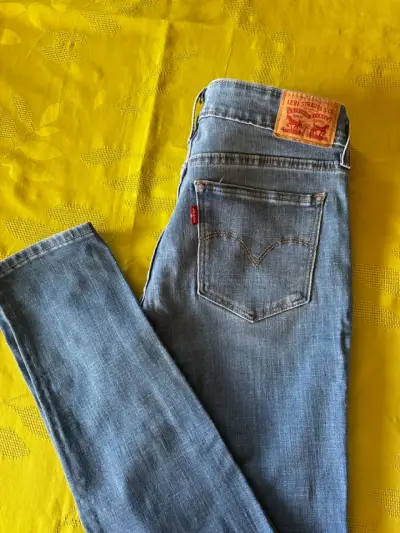 Jeans Levi's azules desgastados para mujer - miniatura 1