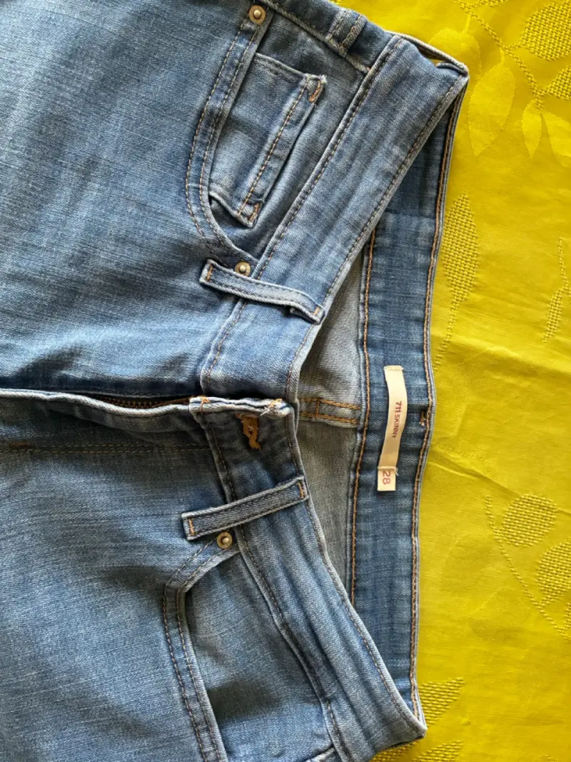 Jeans Levi's azules desgastados para mujer - 2