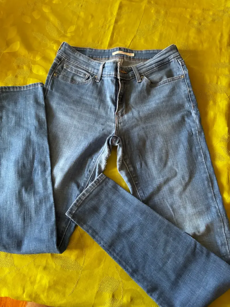 Jeans Levi's azules desgastados para mujer - 3