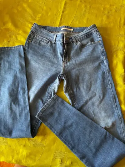 Jeans Levi's azules desgastados para mujer - miniatura 3
