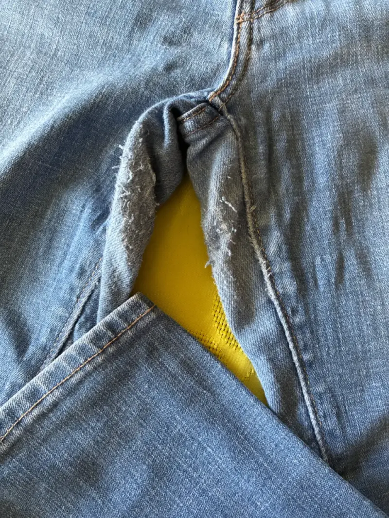Jeans Levi's azules desgastados para mujer - 4