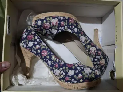 Zapatos de tacón alto con estampado floral - miniatura 1