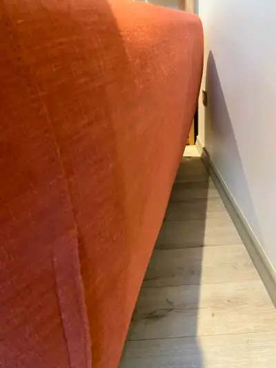 Sofá de tela rojo - miniatura 4