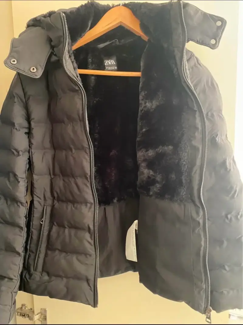 Chaqueta acolchada negra con capucha Zara - 1