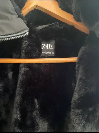 Chaqueta acolchada negra con capucha Zara - miniatura 2