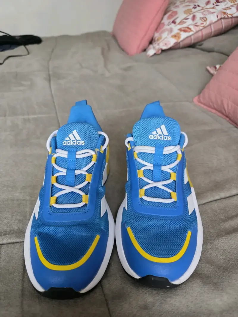 Zapatillas deportivas Adidas azules y amarillas - 1