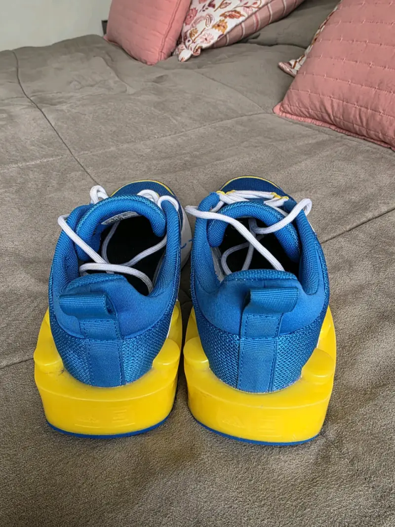 Zapatillas deportivas Adidas azules y amarillas - 4