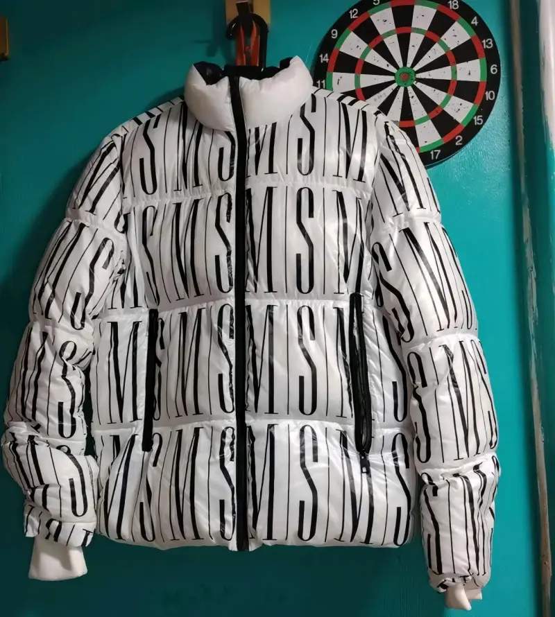 Chaqueta acolchada blanca Moschino con diseño de letras - 3