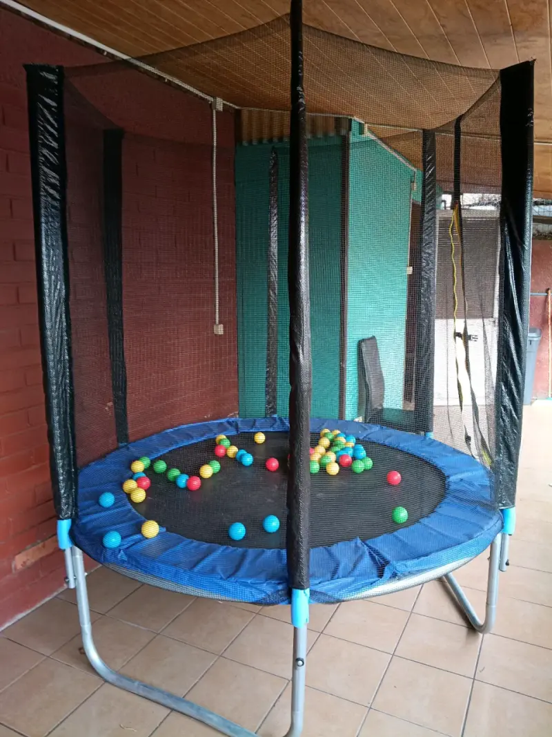 Trampolín con red de seguridad y pelotas - 1