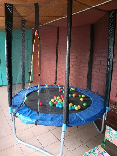 Trampolín con red de seguridad y pelotas - miniatura 2