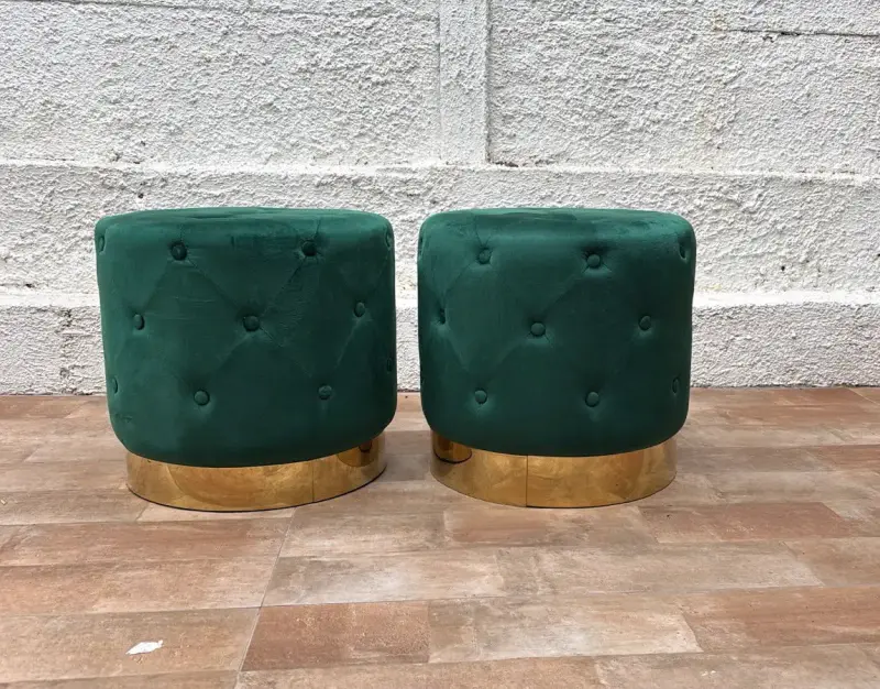 Puffs redondos de terciopelo verde con base dorada