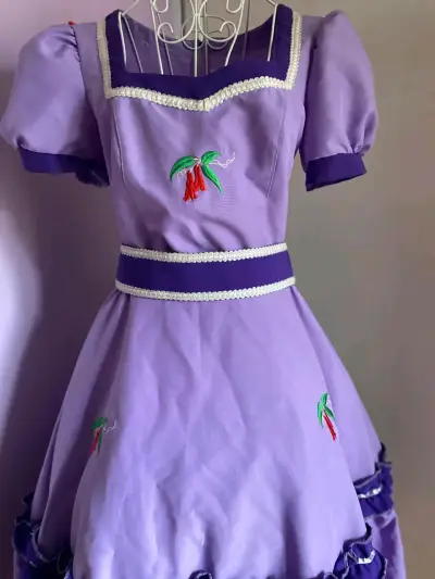 Vestido típico chileno morado con bordados - miniatura 1