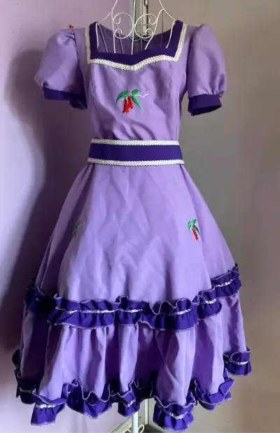 Vestido típico chileno morado con bordados - miniatura 2
