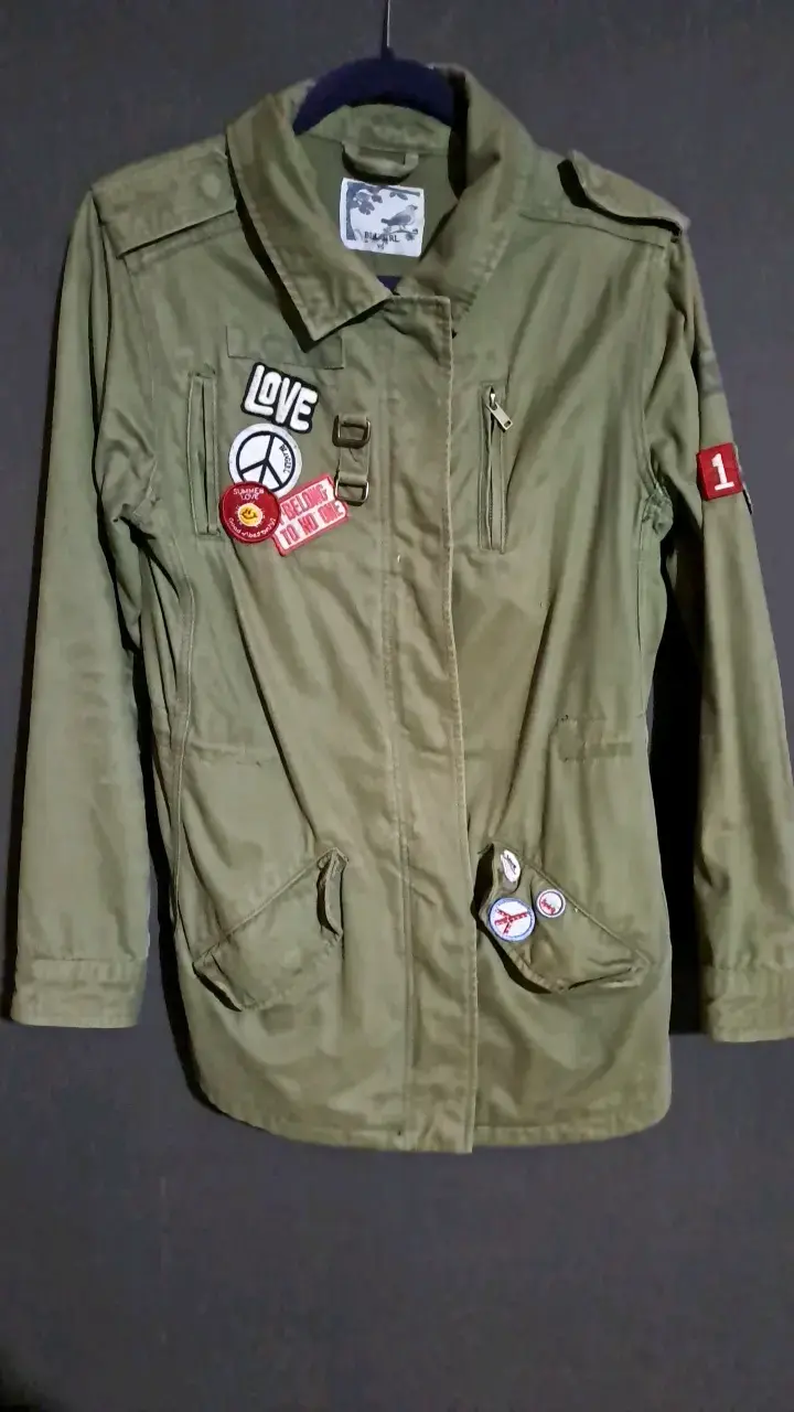 Chaqueta verde militar con parches decorativos - 1