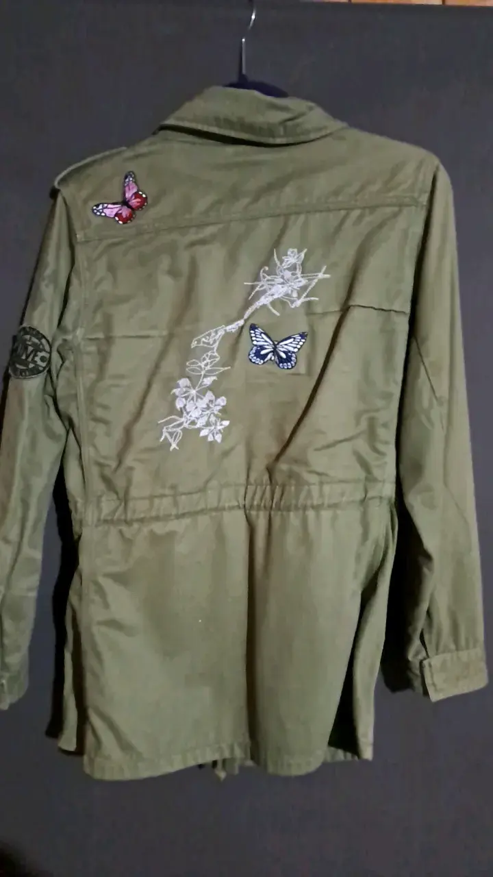 Chaqueta verde militar con parches decorativos - 2