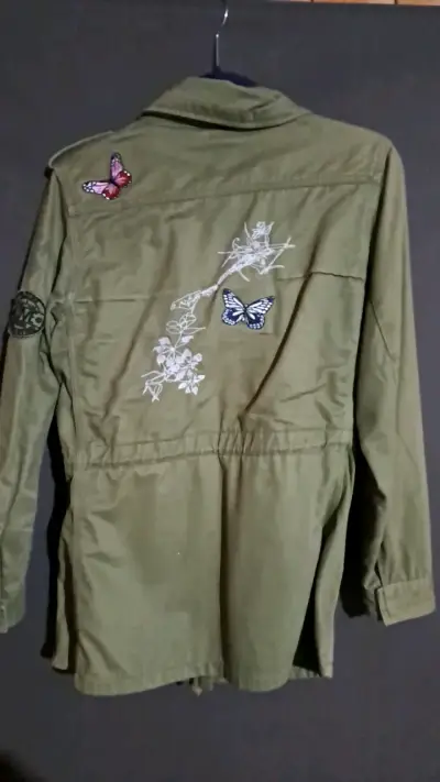Chaqueta verde militar con parches decorativos - miniatura 2