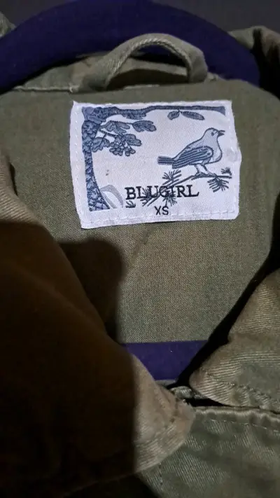 Chaqueta verde militar con parches decorativos - miniatura 3