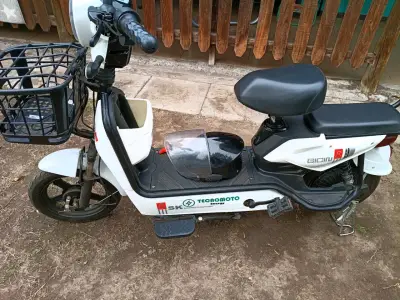 Scooter eléctrico SK Tecnomoto blanco con canasto - miniatura 1