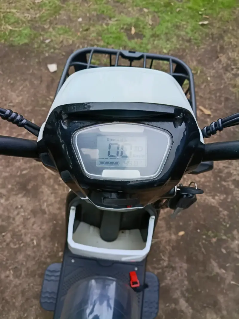 Scooter eléctrico SK Tecnomoto blanco con canasto - 2