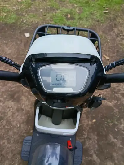 Scooter eléctrico SK Tecnomoto blanco con canasto - miniatura 2
