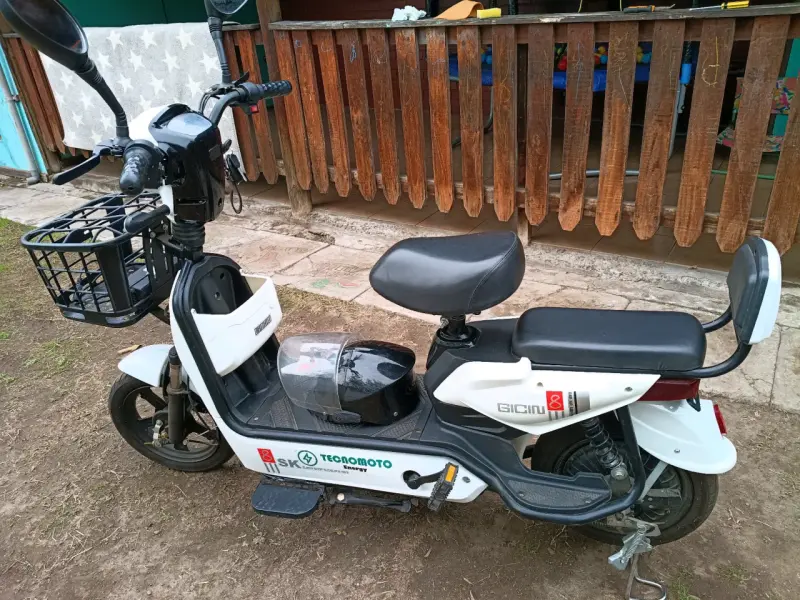 Scooter eléctrico SK Tecnomoto blanco con canasto - 3
