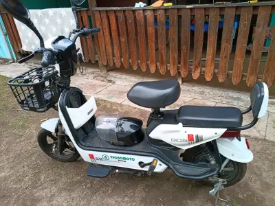 Scooter eléctrico SK Tecnomoto blanco con canasto - miniatura 3