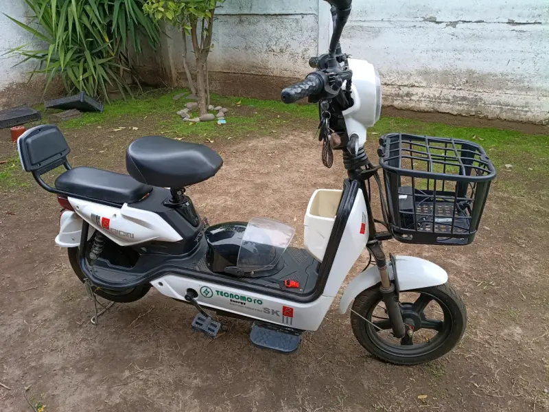 Scooter eléctrico SK Tecnomoto blanco con canasto - 5