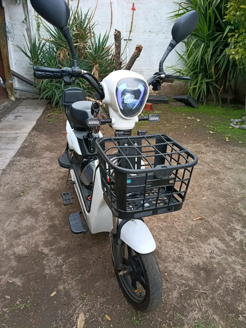Scooter eléctrico SK Tecnomoto blanco con canasto - 6